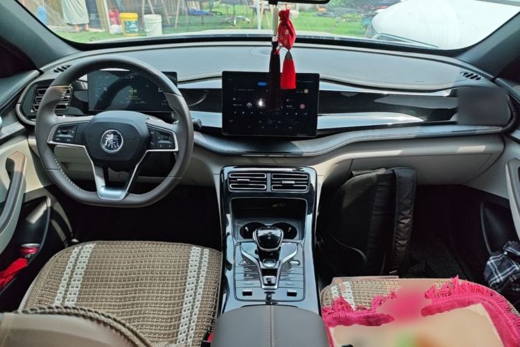 Used BYD Qin PLUS 2024 HONOR Edition DM-i 55KM Leading Model Center Console
