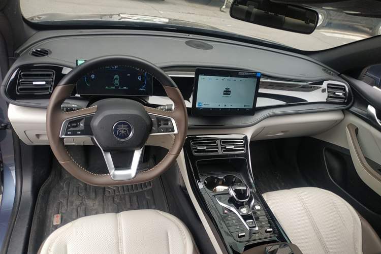 Used BYD Qin PLUS 2024 HONOR Edition DM-i 55KM Leading Model Center Console