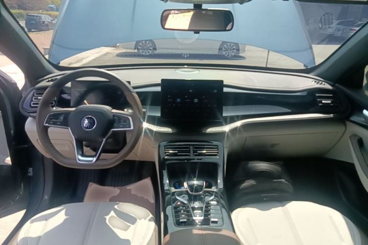 Used BYD Qin PLUS 2024 HONOR Edition DM-i 55KM Leading Model Center Console