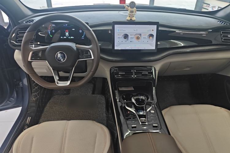 Used BYD Qin PLUS 2024 HONOR Edition DM-i 55KM Leading Model Center Console