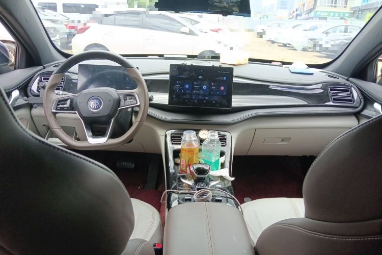 Used BYD Qin PLUS 2024 HONOR Edition DM-i 55KM Leading Model Center Console