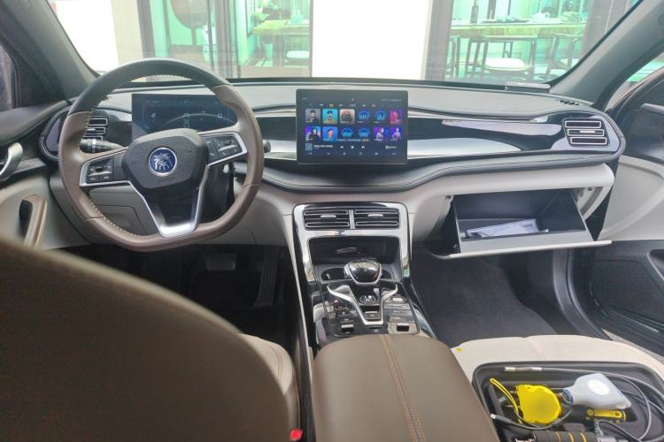 Used BYD Qin PLUS 2024 HONOR Edition DM-i 55KM Leading Model Center Console