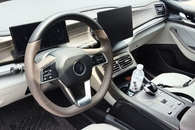 Used BYD Qin PLUS 2024 HONOR Edition DM-i 55KM Leading Model Center Console