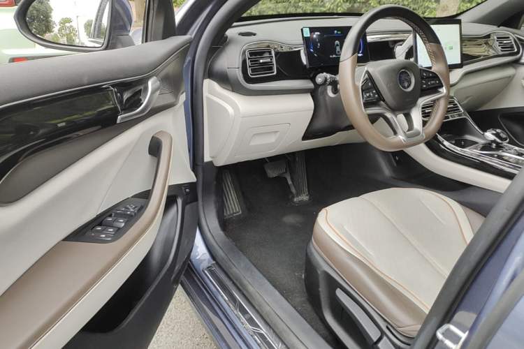 Used BYD Qin PLUS 2024 Honor Edition EV 420KM Leading Model Driver Seat