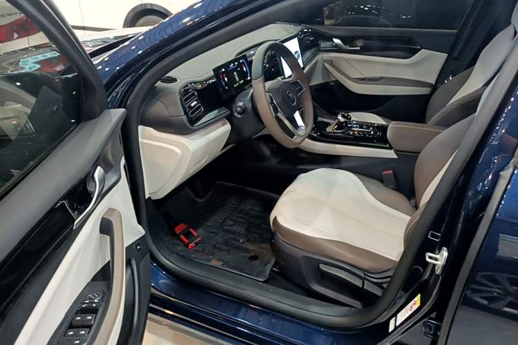Used BYD Qin PLUS 2024 HONOR Edition DM-i 55KM Leading Model Driver Seat