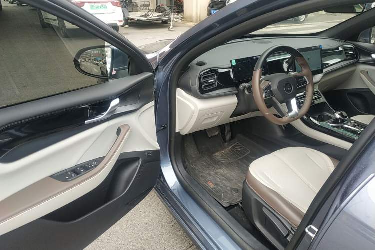 Used BYD Qin PLUS 2024 HONOR Edition DM-i 55KM Leading Model Driver Seat