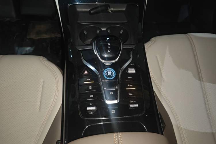 Used BYD Qin PLUS 2024 HONOR Edition DM-i 55KM Leading Model Gear Lever