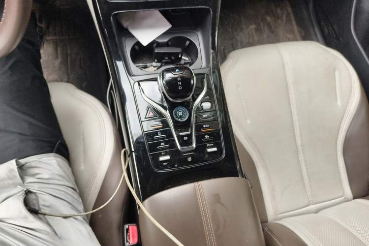 Used BYD Qin PLUS 2024 HONOR Edition DM-i 55KM Leading Model Gear Lever