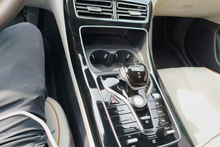 Used BYD Qin PLUS 2024 HONOR Edition DM-i 120KM Excellence Model Gear Lever