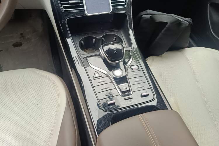 Used BYD Qin PLUS 2024 HONOR Edition DM-i 55KM Leading Model Gear Lever