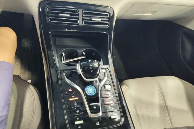 Used BYD Qin PLUS 2024 HONOR Edition DM-i 55KM Leading Model Gear Lever