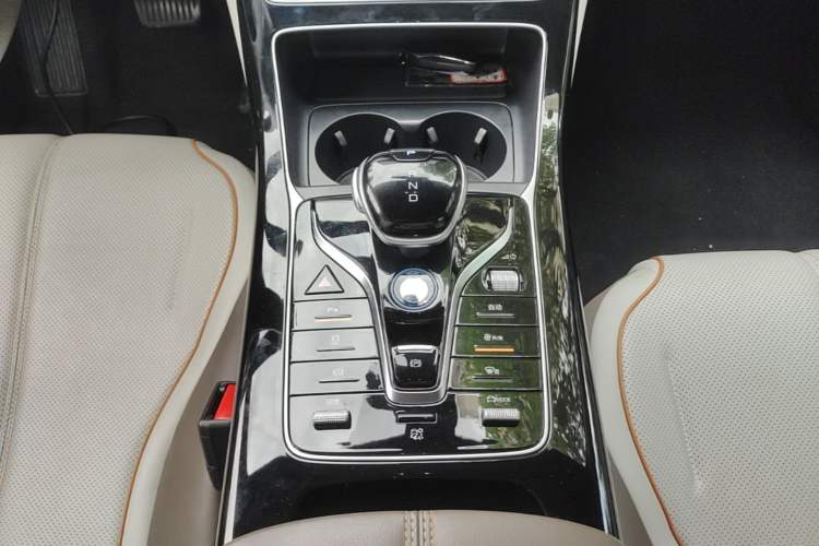 Used BYD Qin PLUS 2024 Honor Edition EV 420KM Leading Model Gear Lever