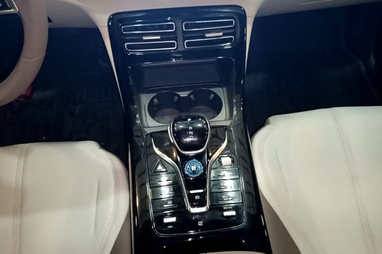 Used BYD Qin PLUS 2024 HONOR Edition DM-i 55KM Leading Model Gear Lever