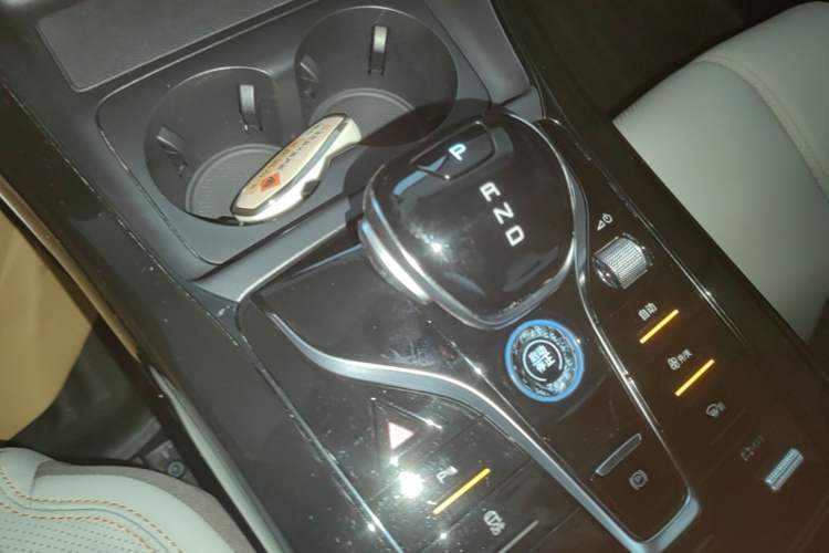Used BYD Qin PLUS 2024 HONOR Edition DM-i 55KM Leading Model Gear Lever