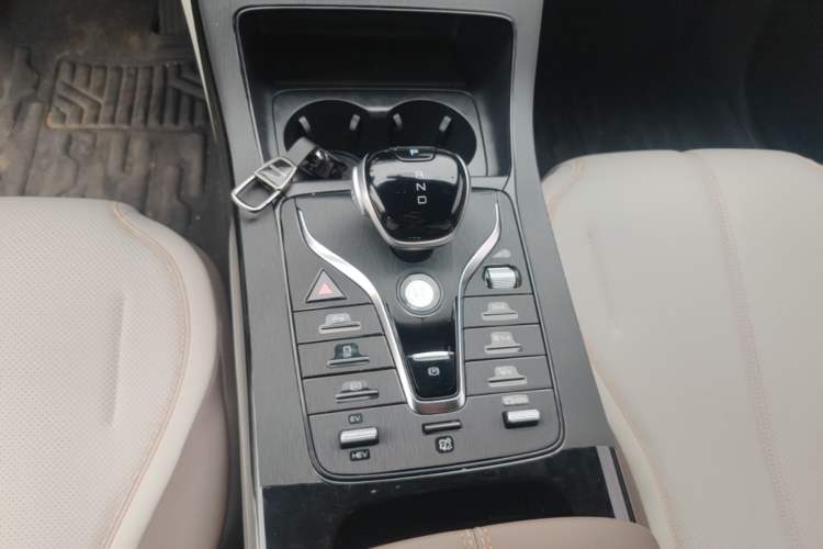 Used BYD Qin PLUS 2024 HONOR Edition DM-i 55KM Leading Model Gear Lever
