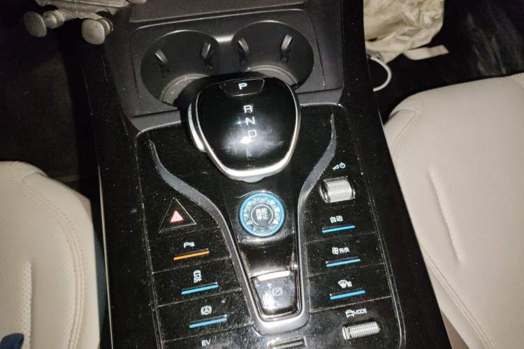 Used BYD Qin PLUS 2024 HONOR Edition DM-i 55KM Leading Model Gear Lever