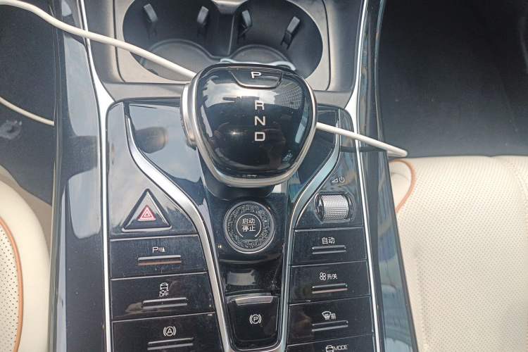 Used BYD Qin PLUS 2024 Honor Edition EV 420KM Leading Model Gear Lever