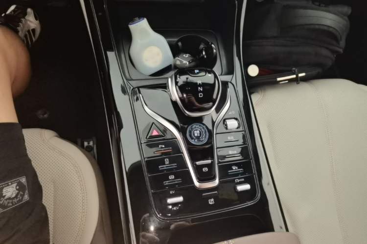 Used BYD Qin PLUS 2024 HONOR Edition DM-i 55KM Leading Model Gear Lever
