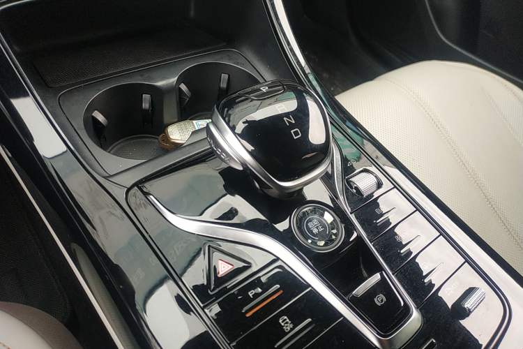 Used BYD Qin PLUS 2024 HONOR Edition DM-i 55KM Leading Model Gear Lever