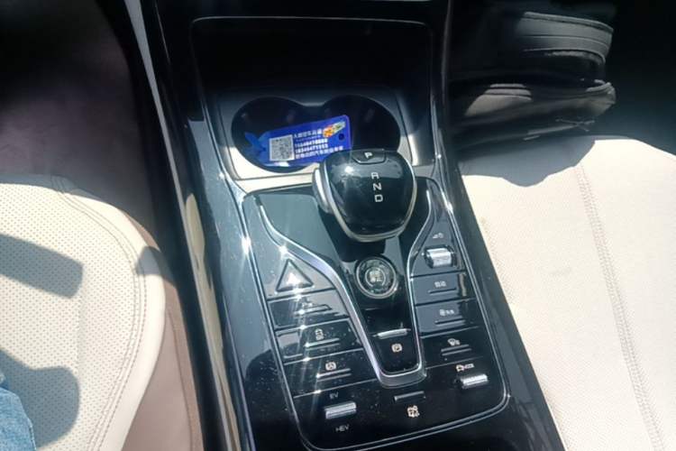 Used BYD Qin PLUS 2024 HONOR Edition DM-i 55KM Leading Model Gear Lever