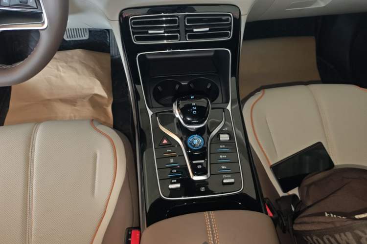 Used BYD Qin PLUS 2024 Honor Edition EV 420KM Beyond Model Gear Lever