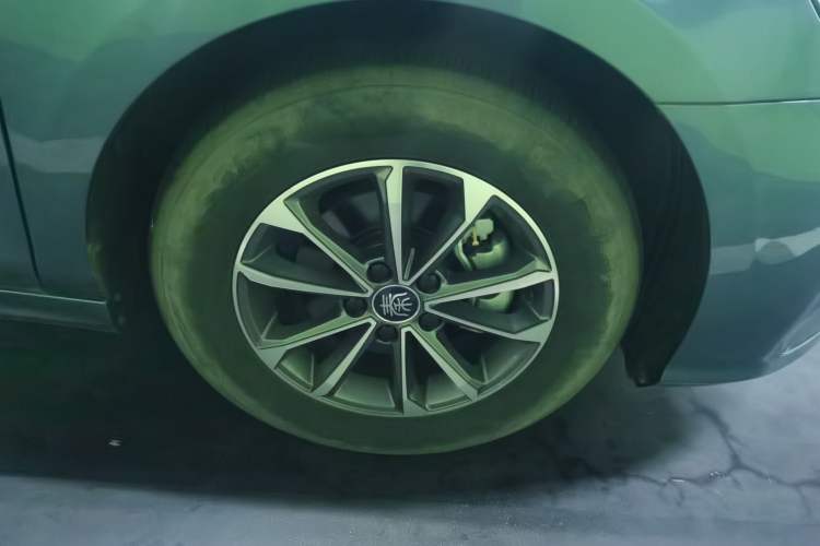 Used BYD Qin PLUS 2024 HONOR Edition DM-i 55KM Leading Model Right Front Wheel Hub