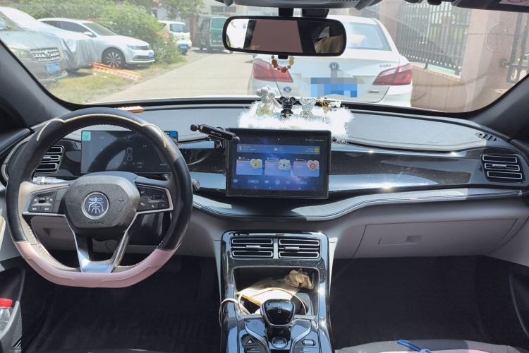 Used BYD Qin PLUS 2024 HONOR Edition DM-i 55KM Leading Model Center Console