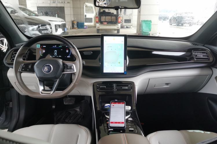 Used BYD Qin PLUS 2024 HONOR Edition DM-i 55KM Leading Model Center Console