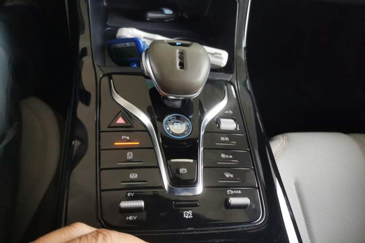 Used BYD Qin PLUS 2024 HONOR Edition DM-i 55KM Leading Model Gear Lever