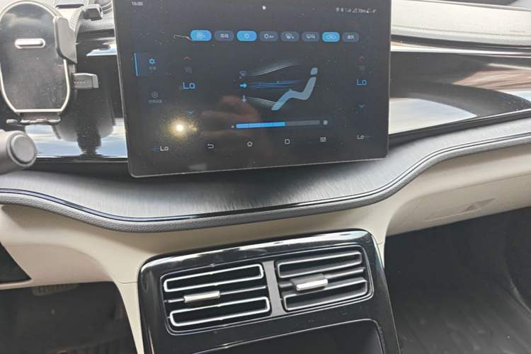Used BYD Qin PLUS 2024 HONOR Edition DM-i 55KM Leading Model Audio And AC Panel
