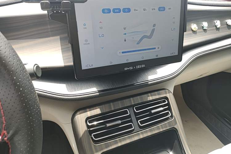 Used BYD Qin PLUS 2024 HONOR Edition DM-i 55KM Leading Model Audio And AC Panel