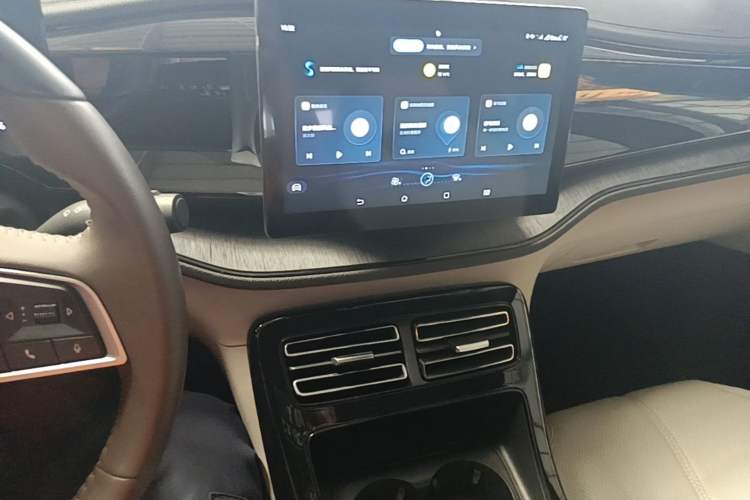 Used BYD Qin PLUS 2024 HONOR Edition DM-i 55KM Leading Model Audio And AC Panel