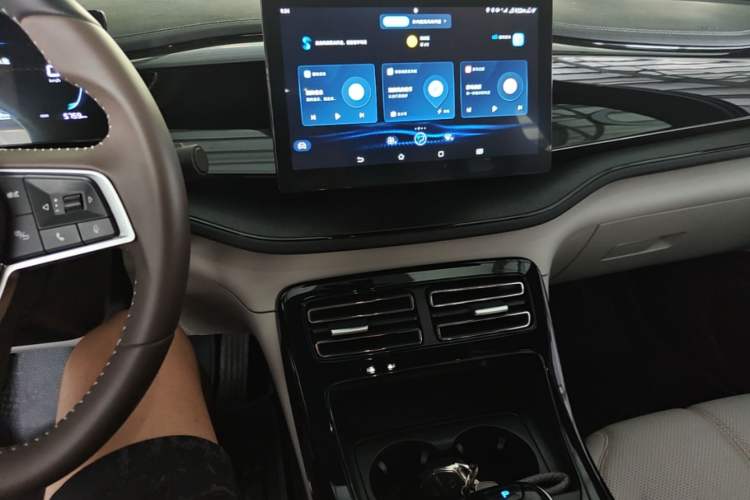 Used BYD Qin PLUS 2024 HONOR Edition DM-i 55KM Leading Model Audio And AC Panel
