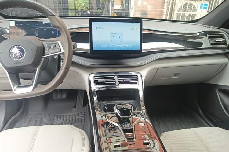 Used BYD Qin PLUS 2024 HONOR Edition DM-i 55KM Leading Model Audio And AC Panel