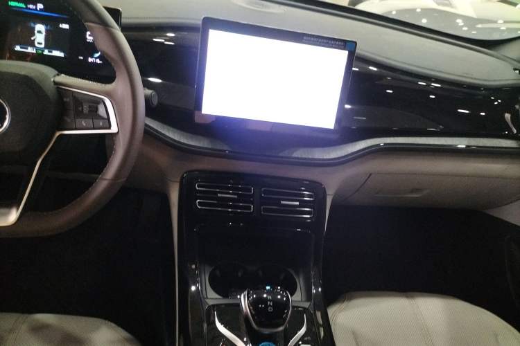 Used BYD Qin PLUS 2024 HONOR Edition DM-i 55KM Leading Model Audio And AC Panel