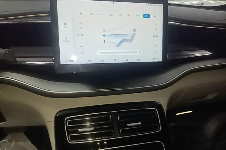 Used BYD Qin PLUS 2024 Honor Edition EV 420KM Leading Model Audio And AC Panel