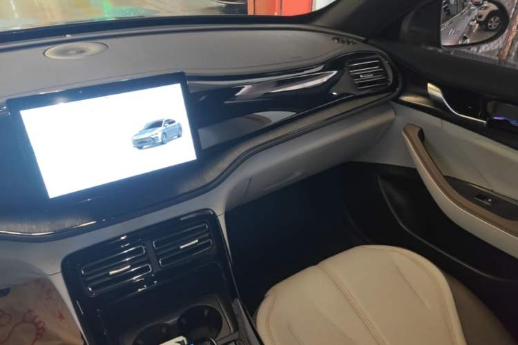 Used BYD Qin PLUS 2024 HONOR Edition DM-i 55KM Leading Model Audio And AC Panel
