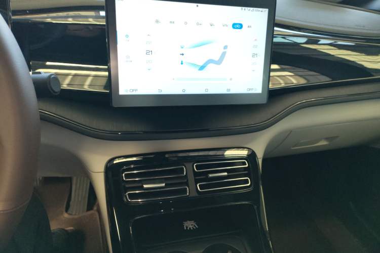 Used BYD Qin PLUS 2024 HONOR Edition DM-i 55KM Leading Model Audio And AC Panel