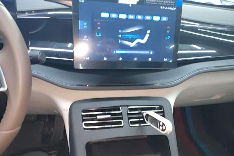 Used BYD Qin PLUS 2024 HONOR Edition DM-i 55KM Leading Model Audio And AC Panel
