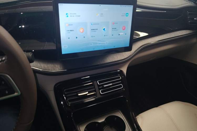 Used BYD Qin PLUS 2024 HONOR Edition DM-i 55KM Leading Model Audio And AC Panel