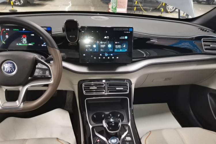 Used BYD Qin PLUS 2024 Honor Edition EV 510KM Leading Model Audio And AC Panel