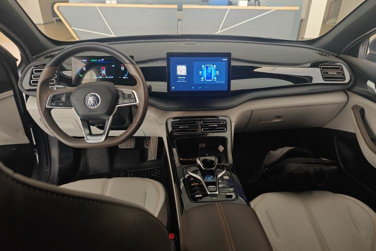 Used BYD Qin PLUS 2024 HONOR Edition DM-i 55KM Leading Model Center Console