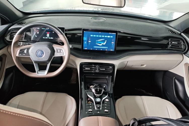 Used BYD Qin PLUS 2024 HONOR Edition DM-i 55KM Leading Model Center Console