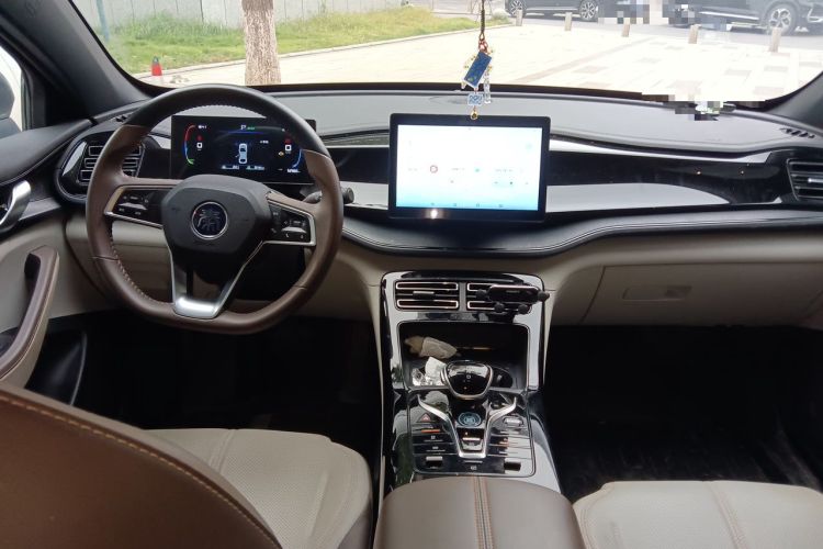 Used BYD Qin PLUS 2024 HONOR Edition DM-i 55KM Leading Model Center Console