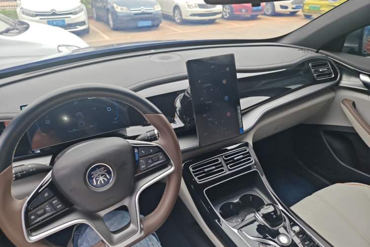 Used BYD Qin PLUS 2024 Honor Edition EV 420KM Leading Model Center Console