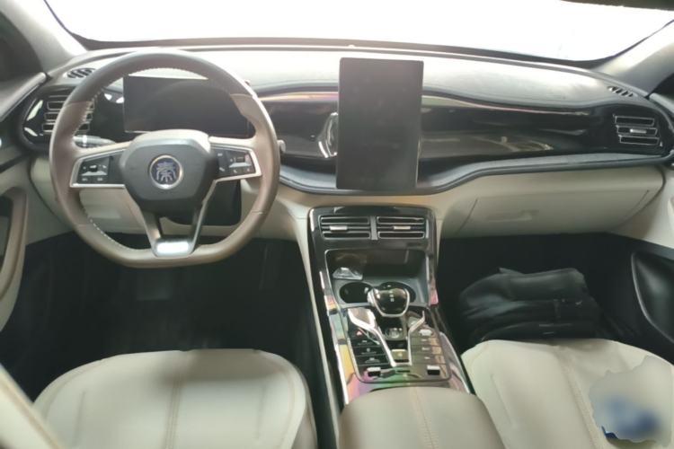 Used BYD Qin PLUS 2024 HONOR Edition DM-i 55KM Leading Model Center Console