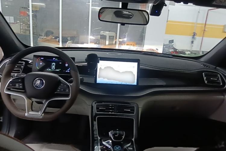 Used BYD Qin PLUS 2024 Honor Edition EV 420KM Leading Model Center Console