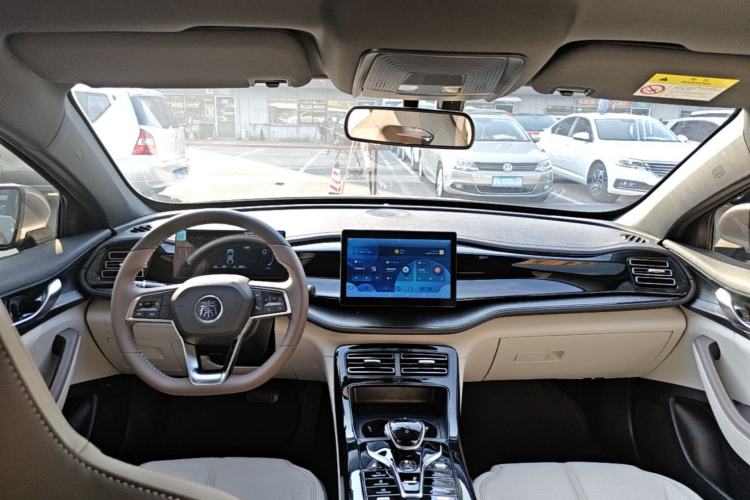 Used BYD Qin PLUS 2024 HONOR Edition DM-i 55KM Leading Model Center Console
