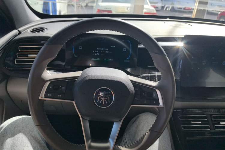 Used BYD Qin PLUS 2024 HONOR Edition DM-i 55KM Leading Model Center Console