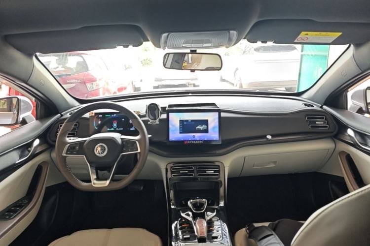 Used BYD Qin PLUS 2024 HONOR Edition DM-i 55KM Leading Model Center Console